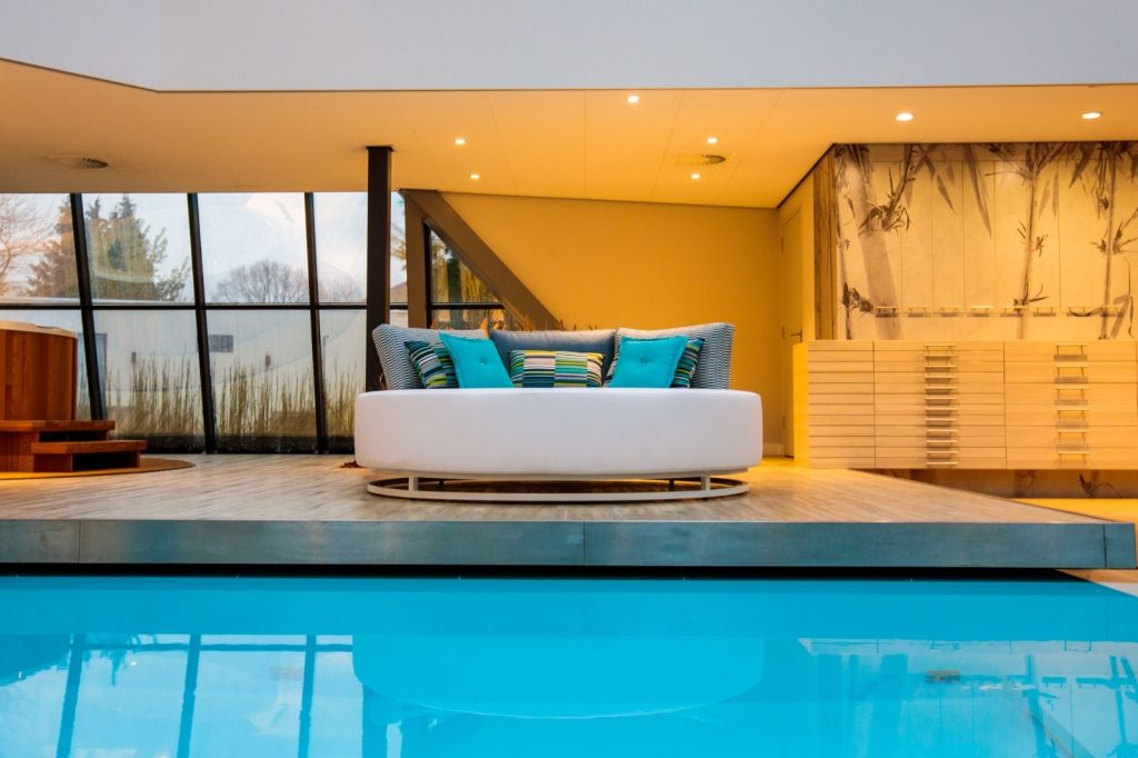 Wit rond ligbed bij een zwembad