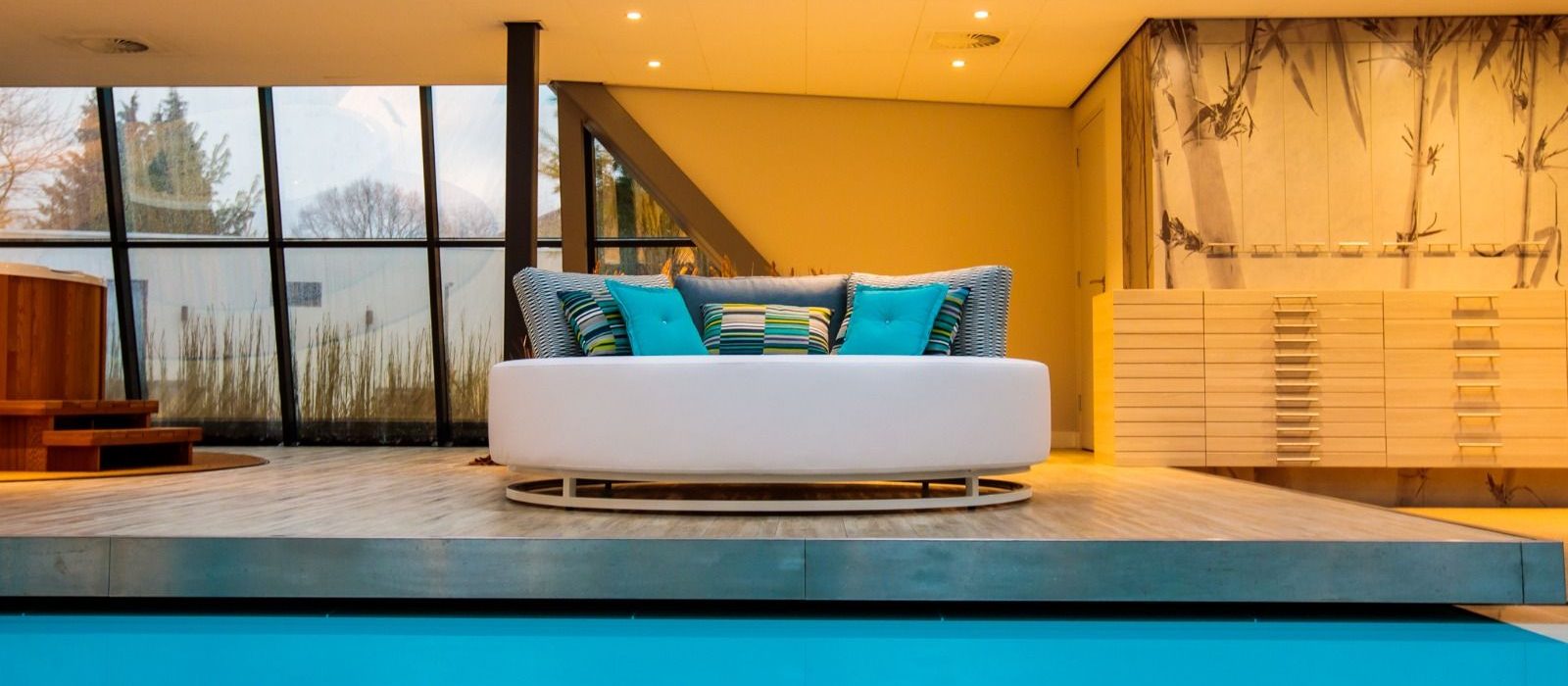 Wit rond ligbed bij een zwembad