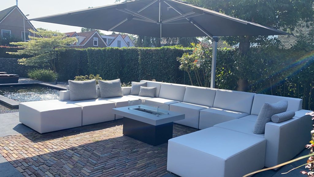witte loungebank onder een parasol