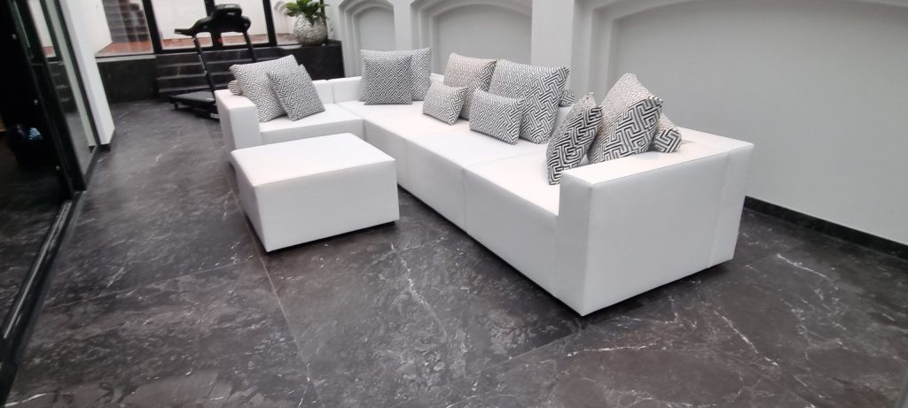 Witte loungebank met kussen in de woonkamer