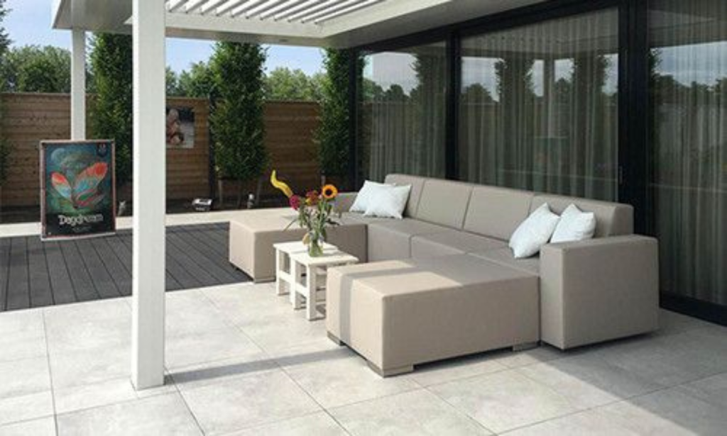grijze loungebank met witte kussen buiten