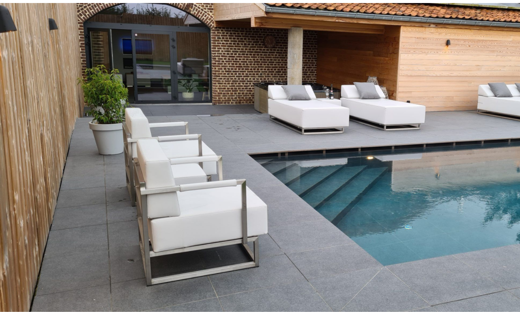 Lounge stoellen aan de rand van een zwembad