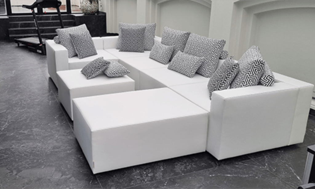 witte loungebank met kussen in de woonkamer