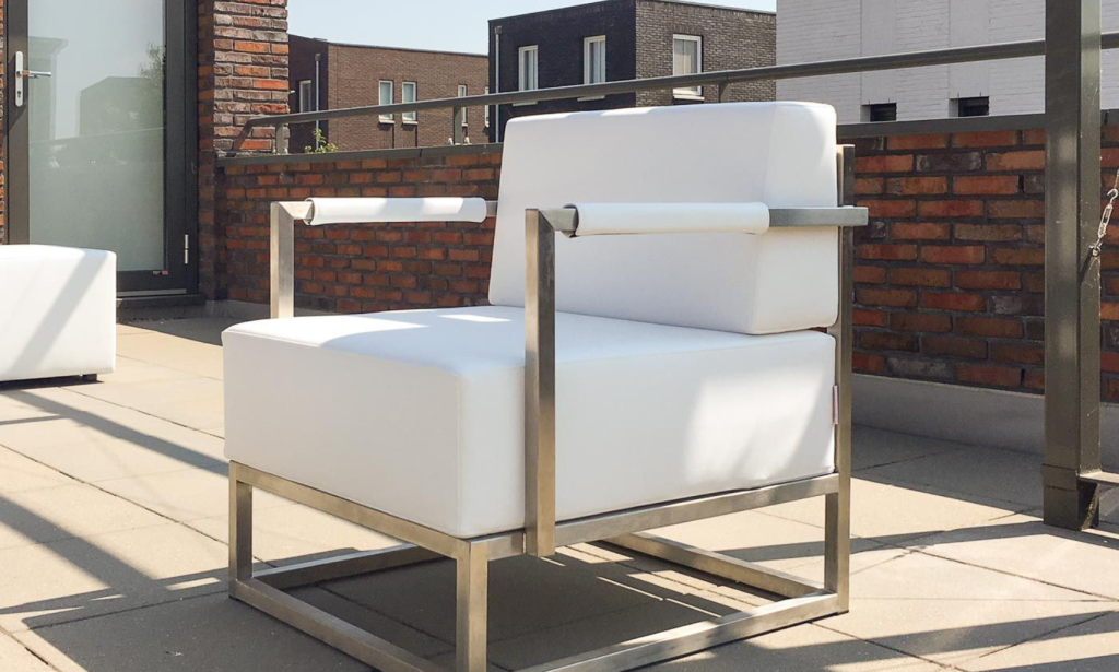 Witte tuinstoel op balkon