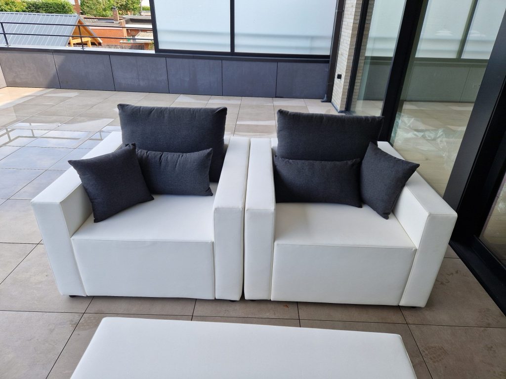 twee fauteuil stoelen in het wit met zwarte kussens