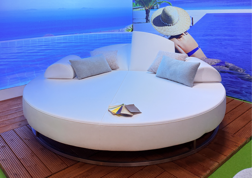 een verstelbaar lounge eiland in de showroom